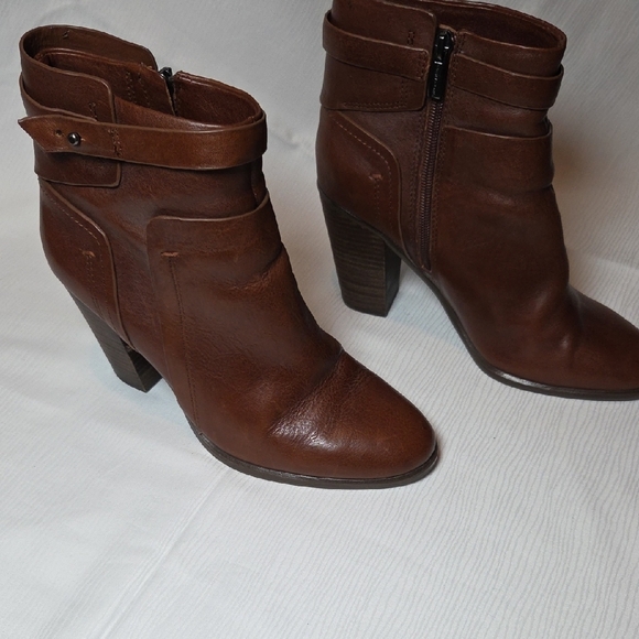 VINCE CAMUTO  Brown Heeled Boots SZ 8 1/2. - Picture 2 of 7